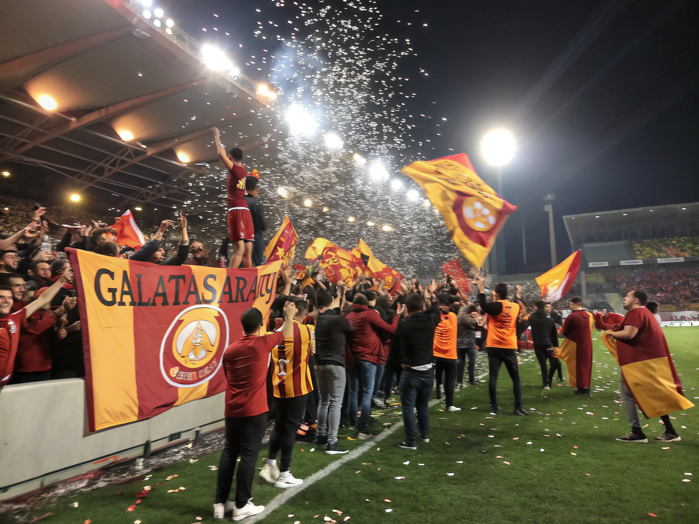 Fenerbahçe Fenerium tribünü sarı lacivert dev el boyaması pankart