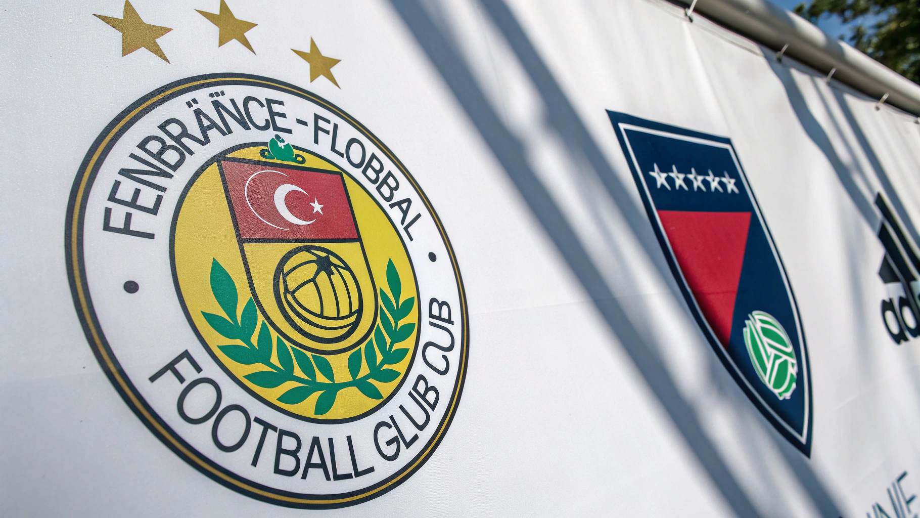 Galatasaray, Fenerbahçe, Trabzonspor ve Beşiktaş kulüplerinin editoryal tarafsızlığı simgeleyen yan yana eşit ağırlıklı stilize armaları