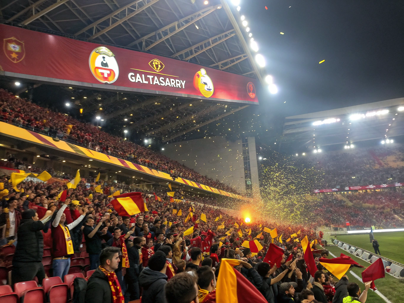Galatasaray taraftarlarının stadyumdaki dev tifo ve koreografi gösterisi